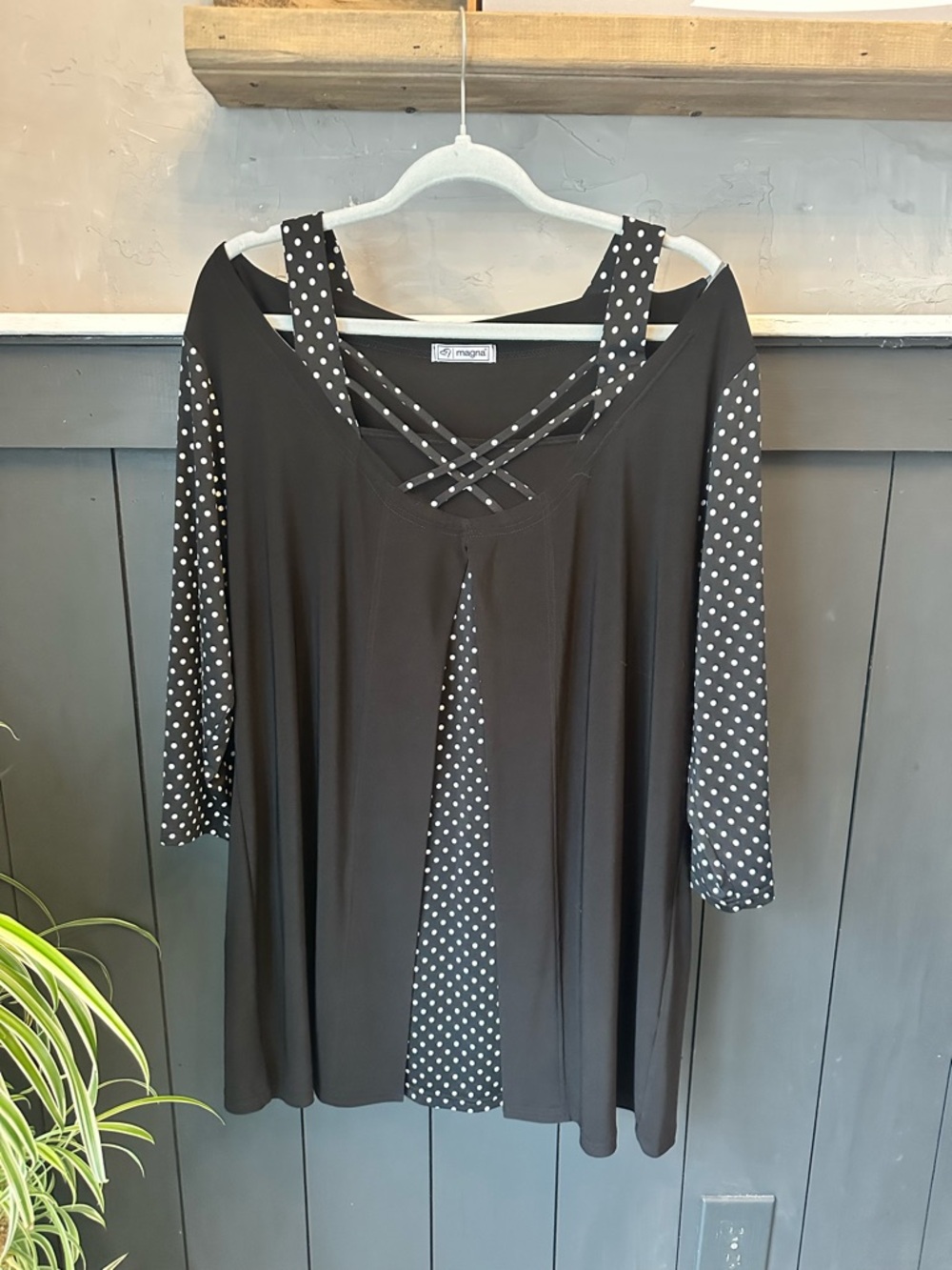 MAGNA Plus‎ Size Black Polka Dot Sleeve Crisscross Cold-Shoulder Top size 1X